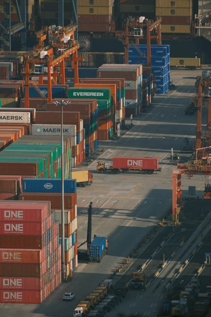 Containers empilhados em porto marítimo representando o processo de despacho aduaneiro de importação no Brasil
