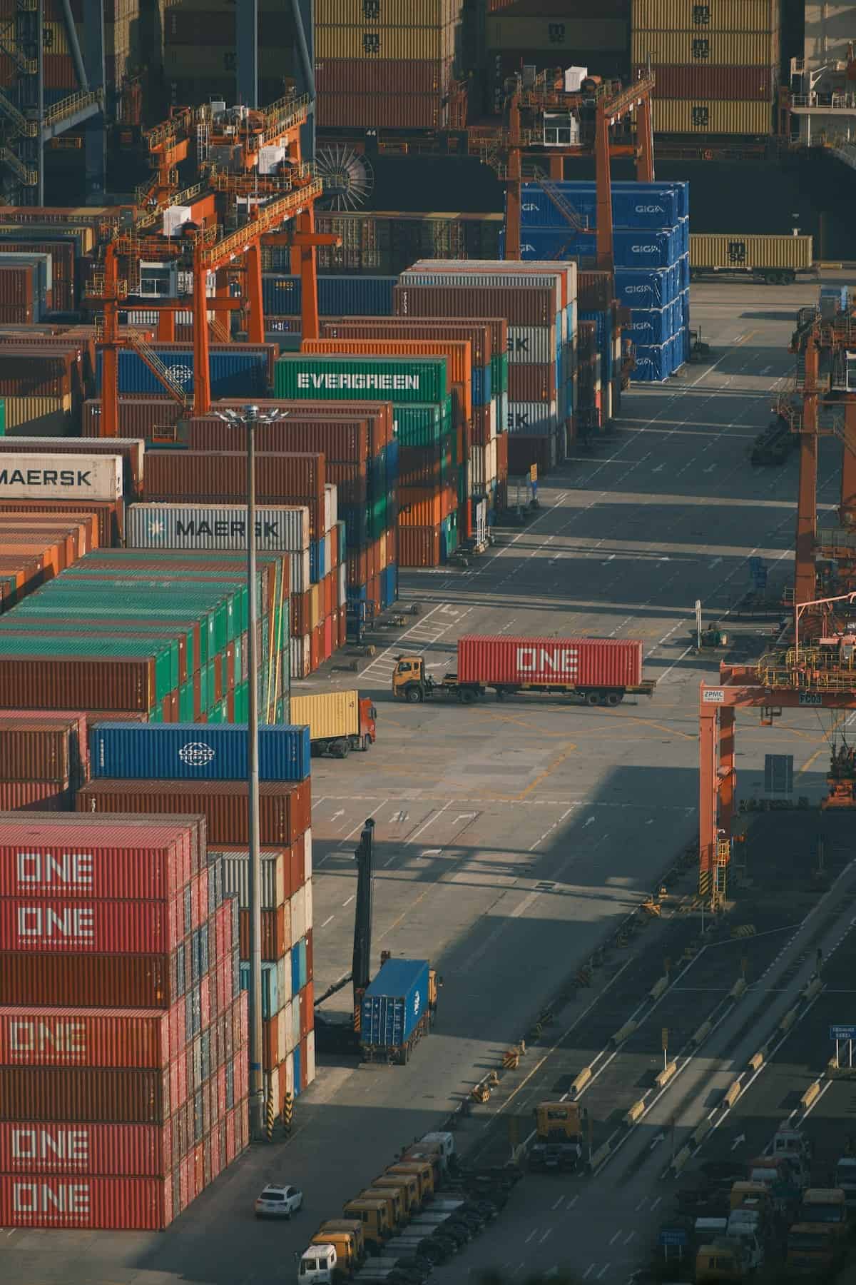 Containers empilhados em porto marítimo representando o processo de despacho aduaneiro de importação no Brasil