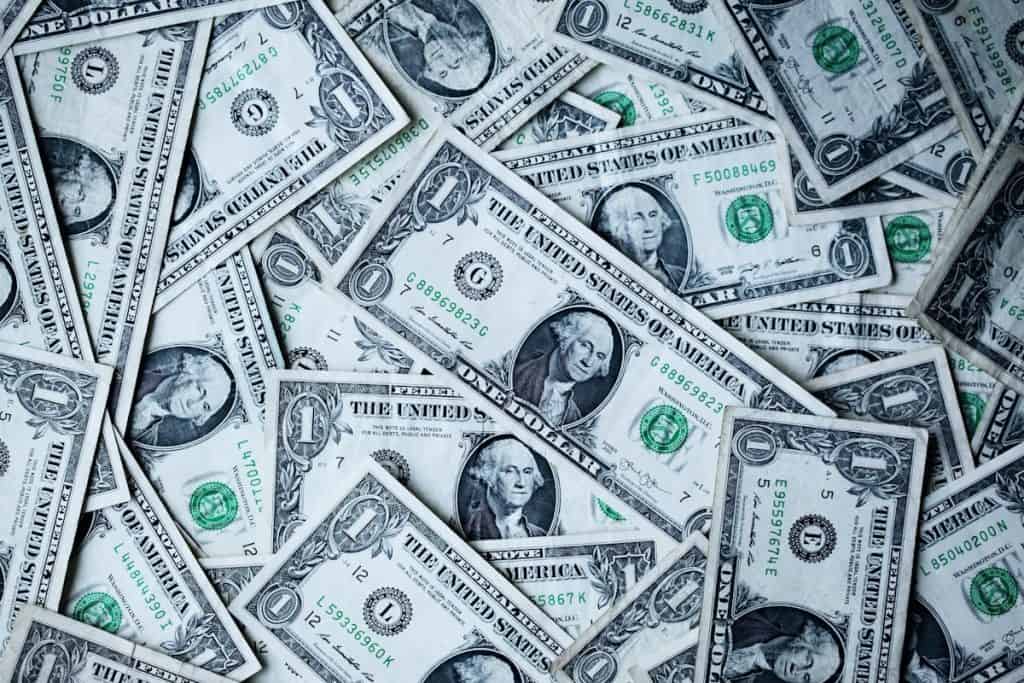 Notas de dólar, tema do impacto do câmbio na importação