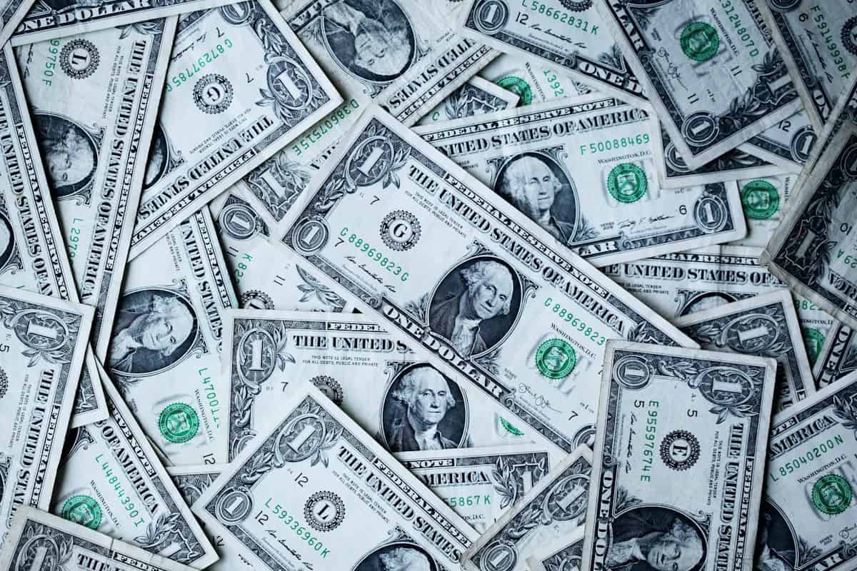 Notas de dólar, tema do impacto do câmbio na importação