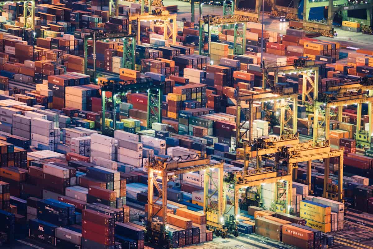 Vista aérea de terminal portuário com contêineres, ilustrando as maiores empresas de importação e exportação do Brasil