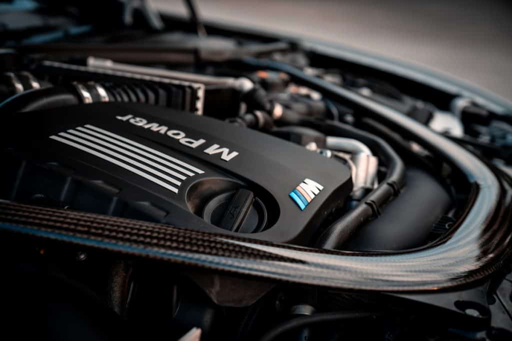 Motor automotivo em detalhe, tema da classificação fiscal de compressor de ar-condicionado