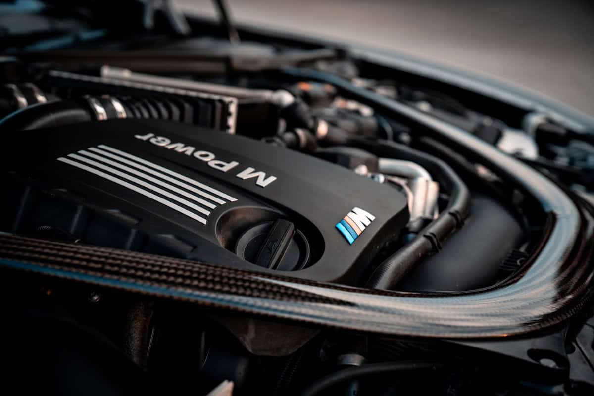 Motor automotivo em detalhe, tema da classificação fiscal de compressor de ar-condicionado