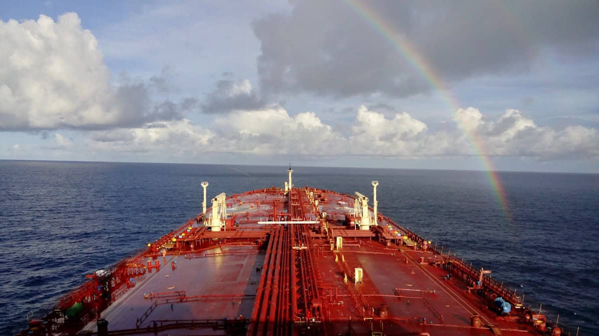 Navio cargueiro em alto mar ilustrando quanto tempo leva para importar da China