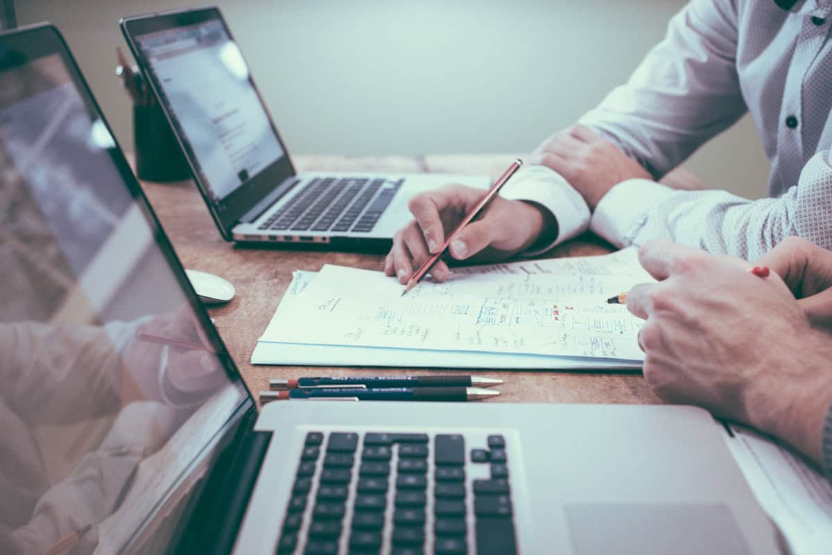Empresário analisando documentos para habilitação no Radar Siscomex