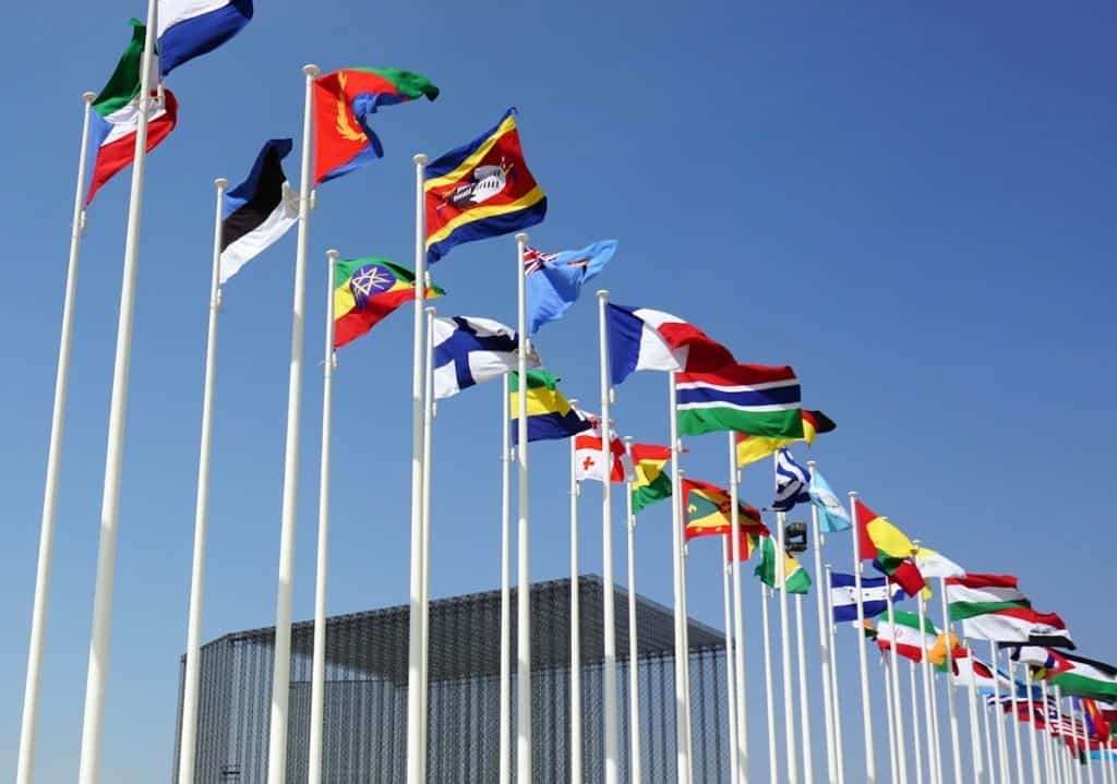 Bandeiras internacionais, tema do tarifaço e comércio exterior Brasil-China-EUA