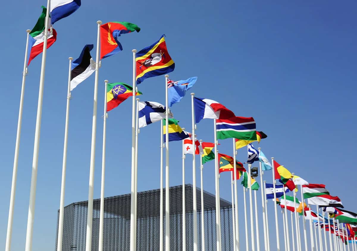 Bandeiras internacionais, tema do tarifaço e comércio exterior Brasil-China-EUA