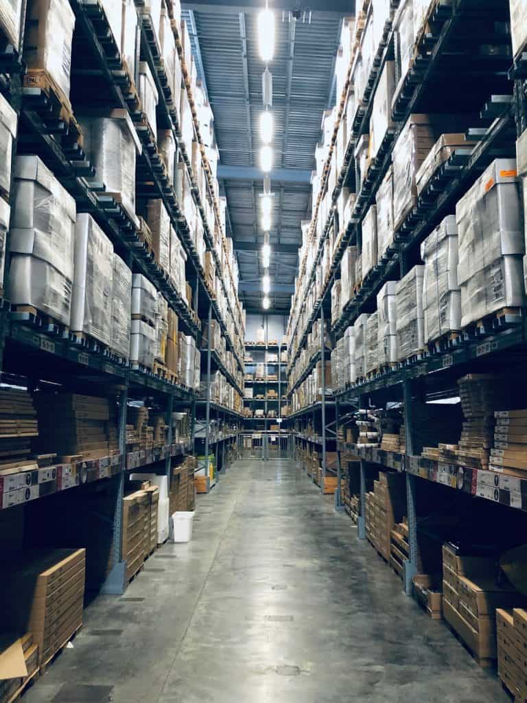 Interior de grande armazém alfandegado usado para armazenagem de cargas importadas