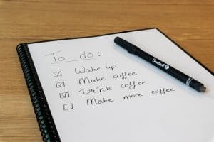 Prancheta com checklist, ilustrando o diagnóstico de prontidão para importar