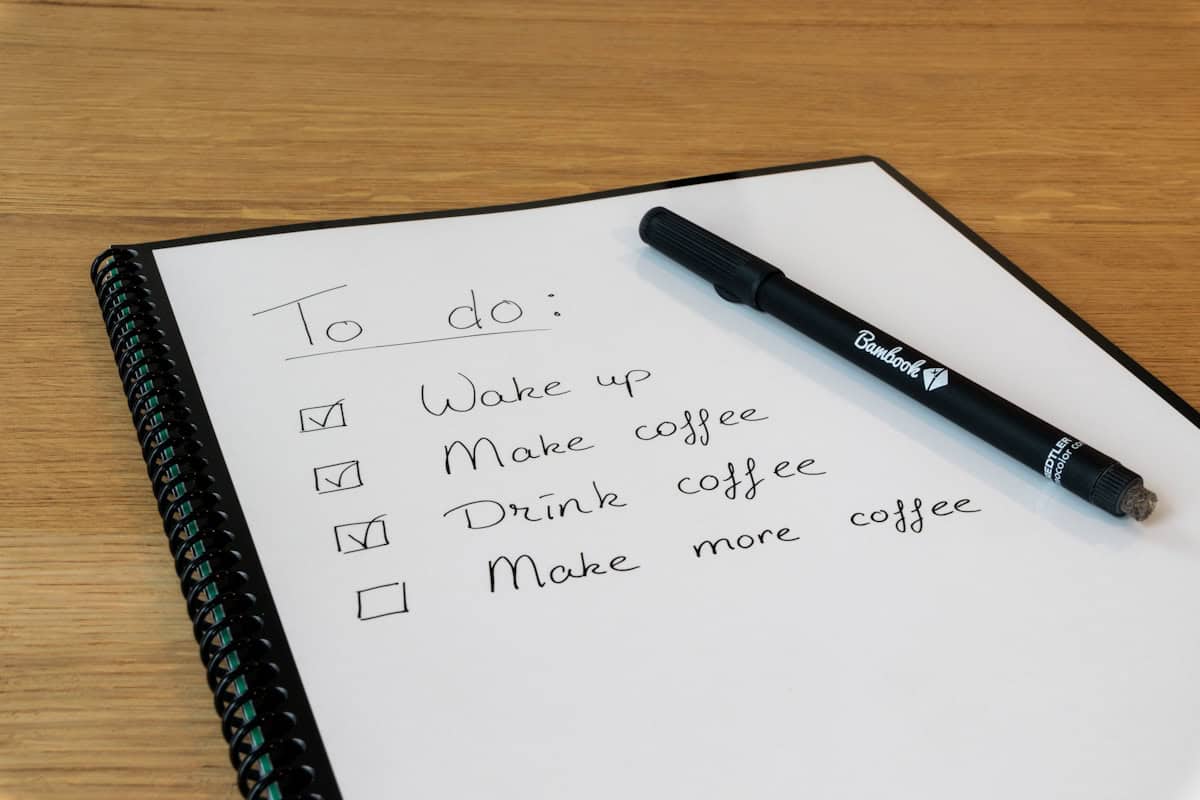 Prancheta com checklist, ilustrando o diagnóstico de prontidão para importar