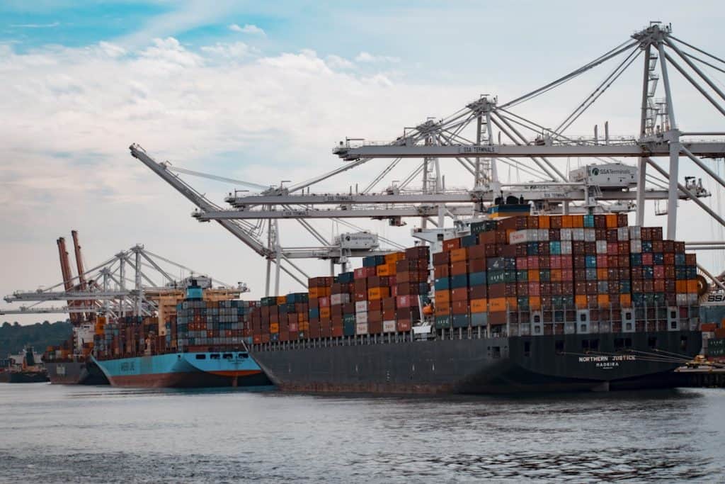 Contêineres no complexo portuário de Itajaí, onde a Garbari Imports realiza despacho aduaneiro