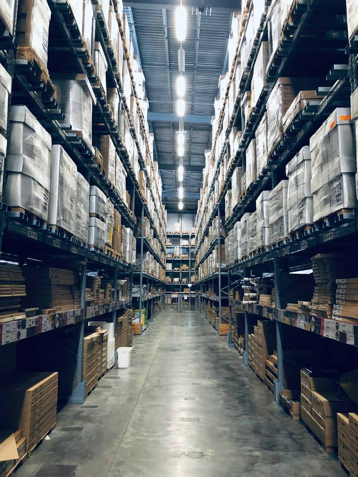 Armazém com mercadorias organizadas, ilustrando os erros comuns ao importar da China