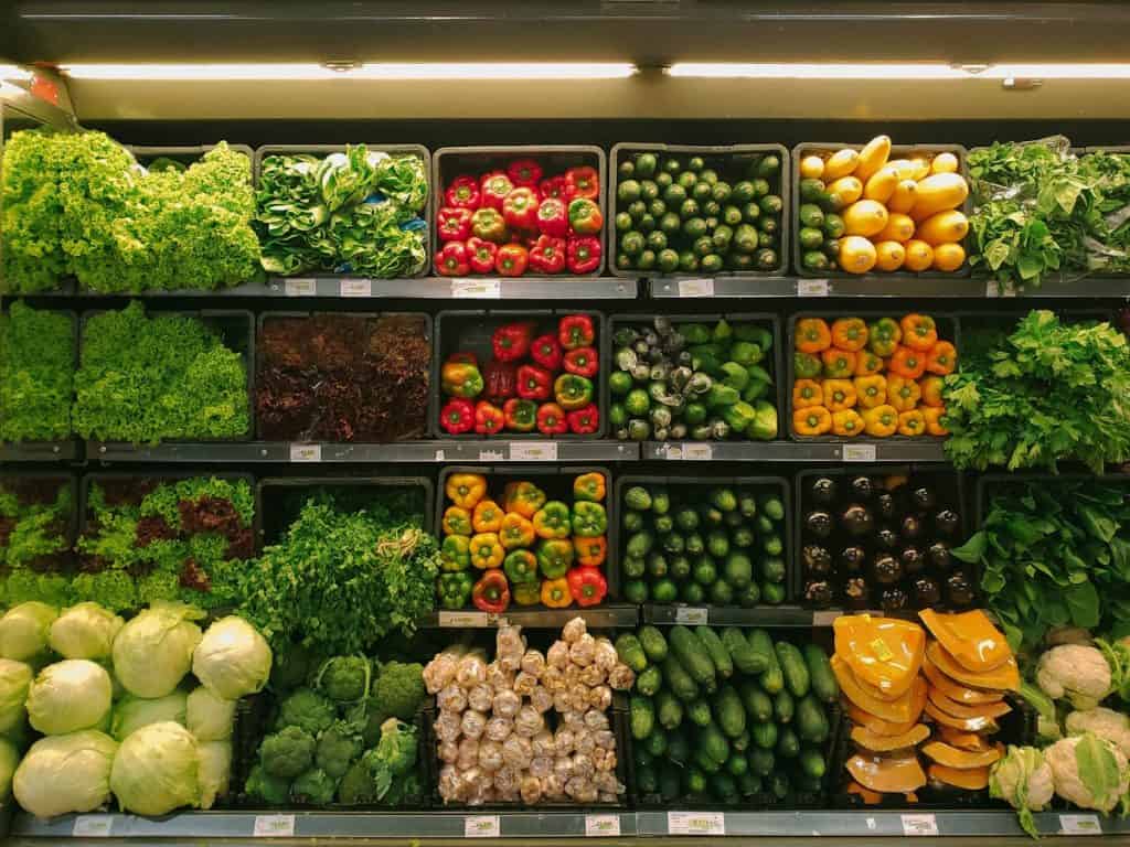 Linha de produção de alimentos representando fiscalização sanitária na importação de alimentos