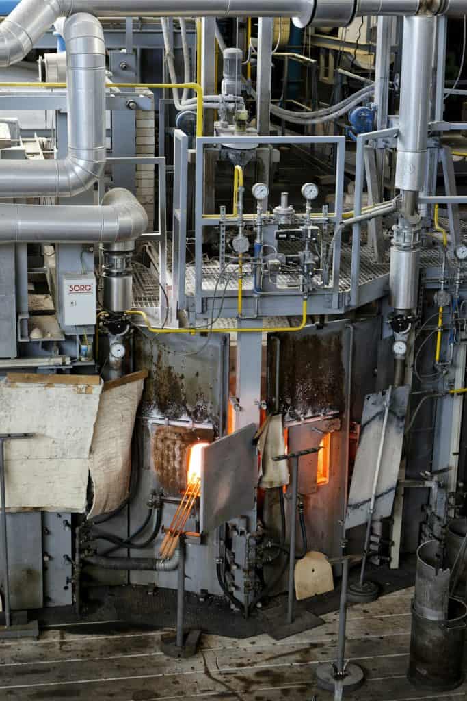 Máquinas industriais em fábrica representando a importação de máquinas usadas