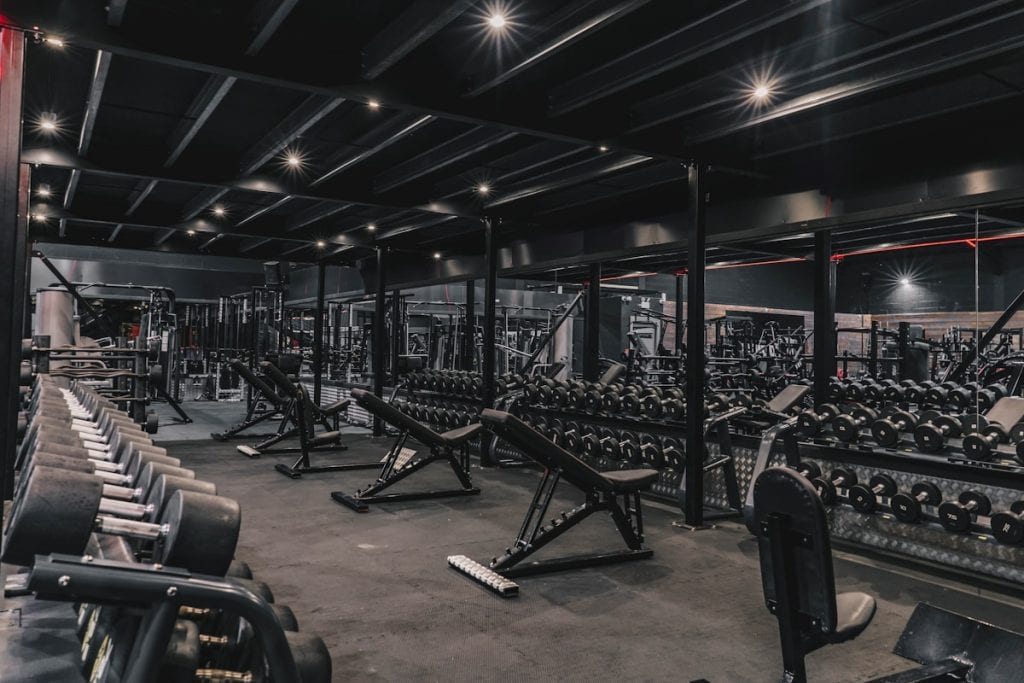 Academia com máquinas e equipamentos de musculação relacionados à importação de equipamentos de academia e fitness