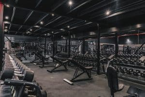 Academia com máquinas e equipamentos de musculação relacionados à importação de equipamentos de academia e fitness