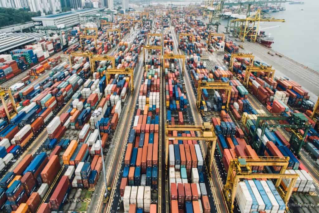 Vista aérea de containers de importação, representando importadoras em Santa Catarina