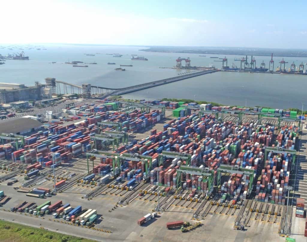Vista aérea de porto com contêineres, ilustrando a importação de produtos da Índia para o Brasil