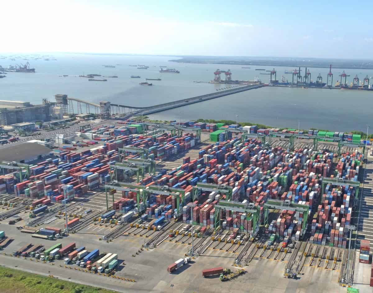 Vista aérea de porto com contêineres, ilustrando a importação de produtos da Índia para o Brasil