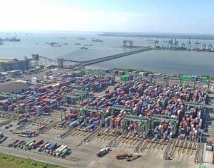 Vista aérea de porto com contêineres representando a importação do Vietnã para o Brasil