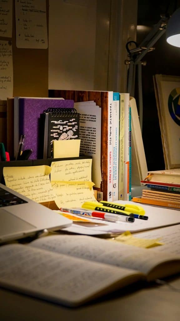 Mesa de trabalho com anotações e documentos representando a emissão da nota fiscal de entrada na importação