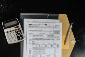 Calculadora sobre documentos fiscais ilustrando o cálculo de PIS COFINS na importação e regime monofásico