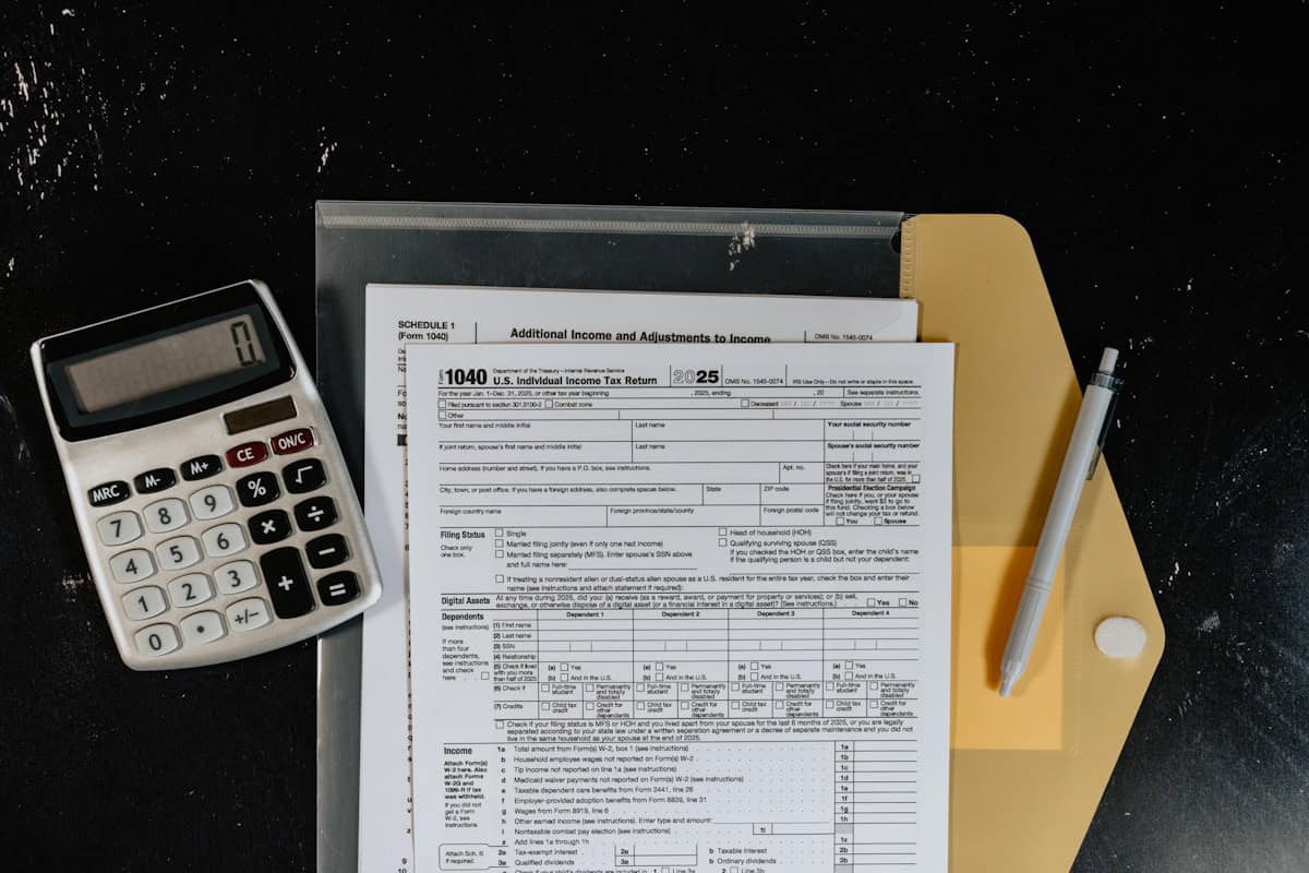 Calculadora sobre documentos fiscais ilustrando o cálculo de PIS COFINS na importação e regime monofásico