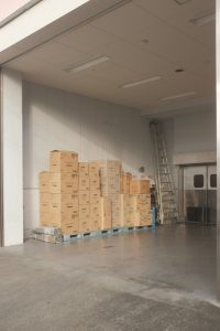 Caixas de brinquedos em armazém, ilustrando o custo de importar brinquedos da China