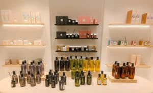 Produtos de cosméticos em prateleira, ilustrando o custo de importar cosméticos da China