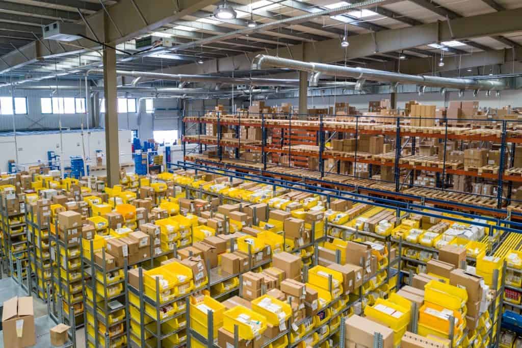Caixas de eletrônicos importados em armazém, ilustrando o custo de importação de eletrônicos da China