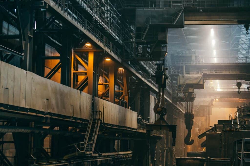 Máquinas industriais em fábrica, ilustrando o custo de importação de máquinas e equipamentos da China