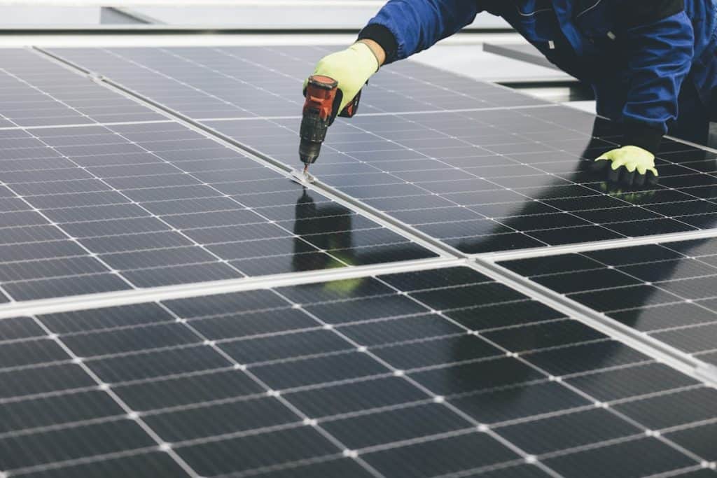 Instalação de painéis solares fotovoltaicos, ilustrando o custo de importação de painel solar da China