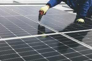 Instalação de painéis solares fotovoltaicos, ilustrando o custo de importação de painel solar da China
