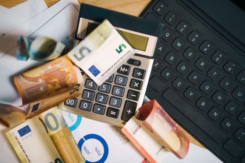 Calculadora sobre documentos financeiros representando a simulação manual de importação