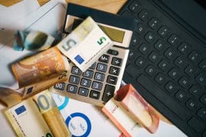 Calculadora sobre documentos financeiros representando a simulação manual de importação