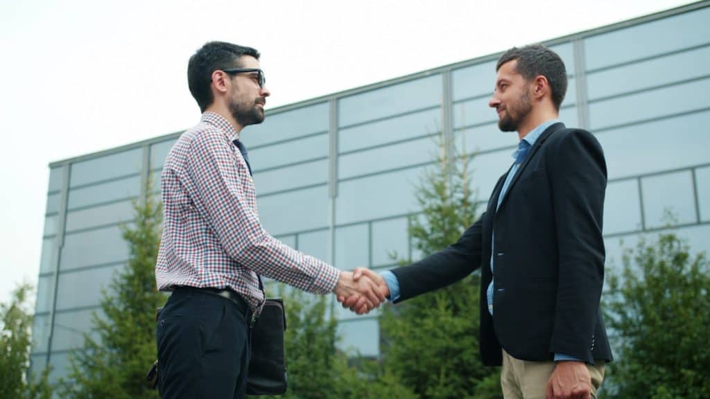 Executivos fechando acordo comercial, representando o processo de Strategic Sourcing na importação