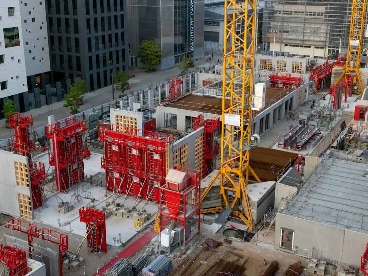 Guindaste e equipamento industrial usados como exemplo de bem importado sob admissão temporária para uso econômico