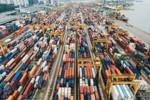 Contêineres em terminal portuário representando demurrage e detention na importação