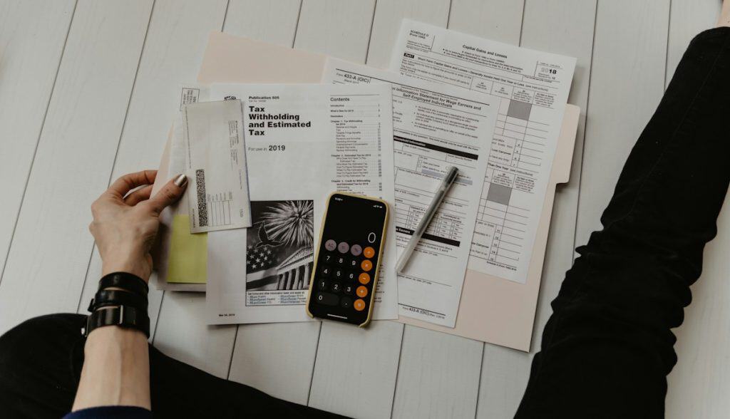 Documentos de fatura comercial representando invoice e proforma invoice na importação