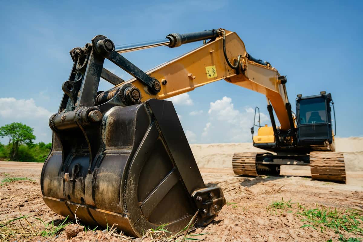 Escavadeira hidráulica importada em canteiro de obras, ilustrando classificação NCM de máquinas pesadas
