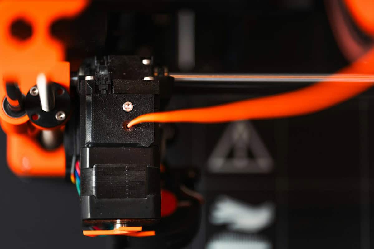 Detalhe do bico extrusor de uma impressora 3D importada, tema de classificação fiscal NCM