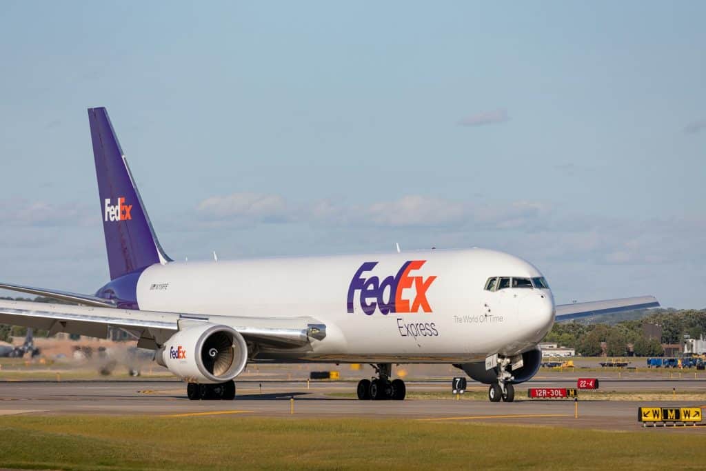 Avião de carga em pátio de aeroporto, ilustrando assessoria de importação via Guarulhos