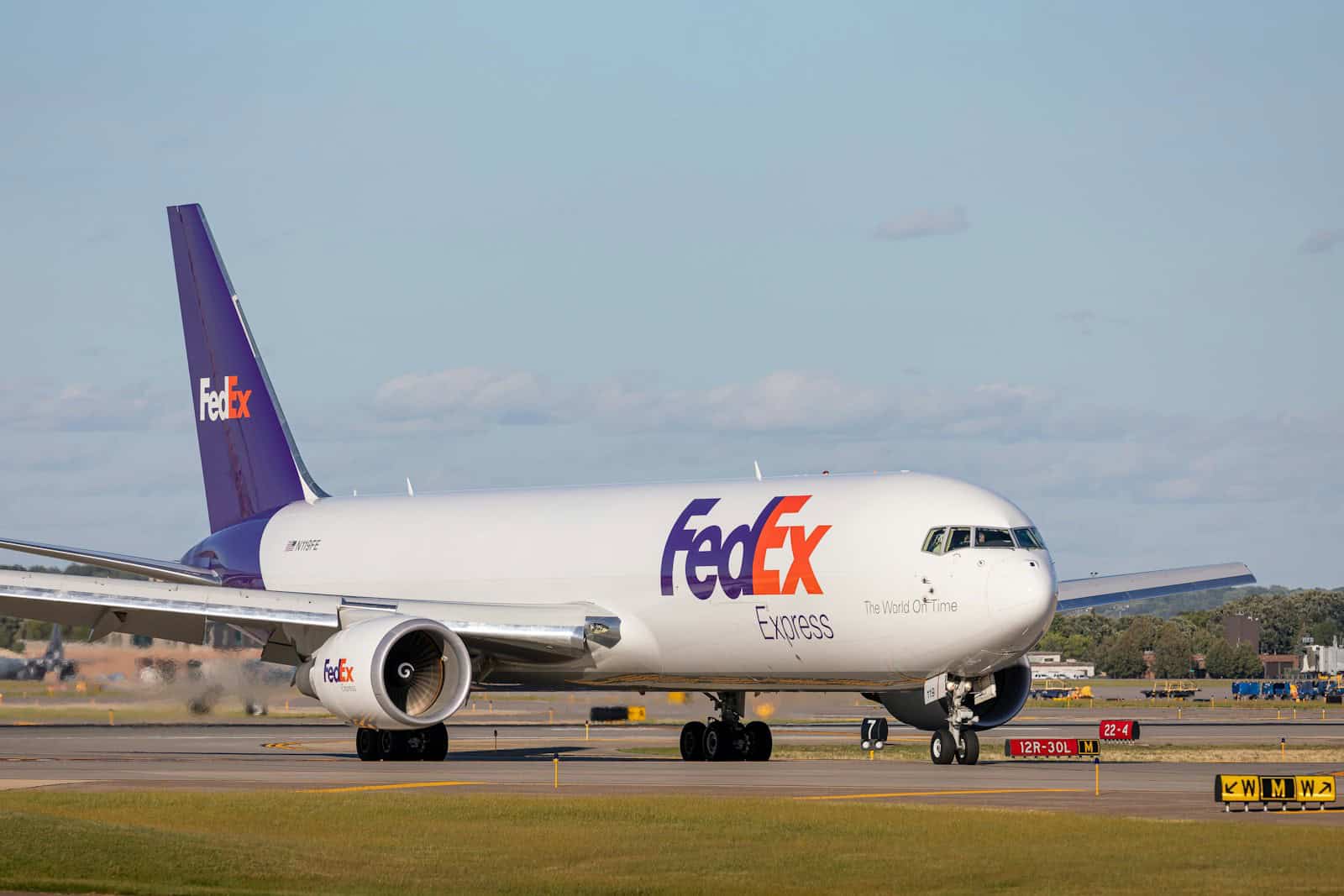 Avião de carga em pátio de aeroporto, ilustrando assessoria de importação via Guarulhos