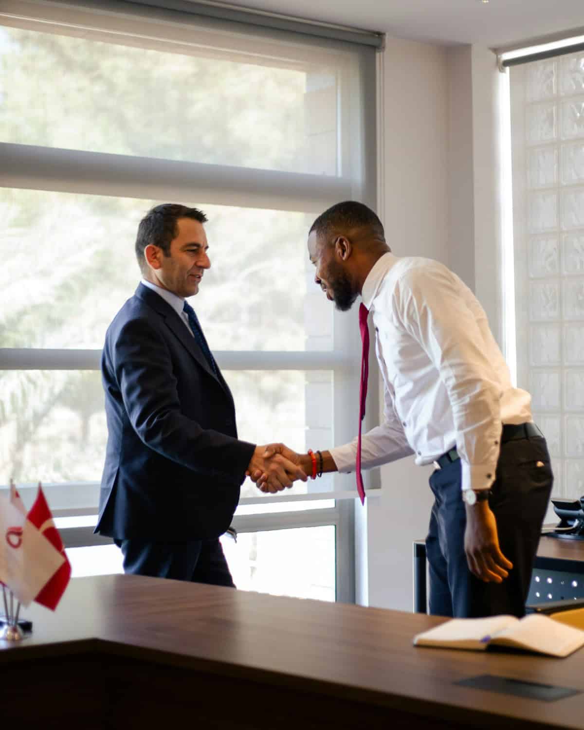 Executivos apertando as mãos — assessoria de importação em São Paulo para empresas
