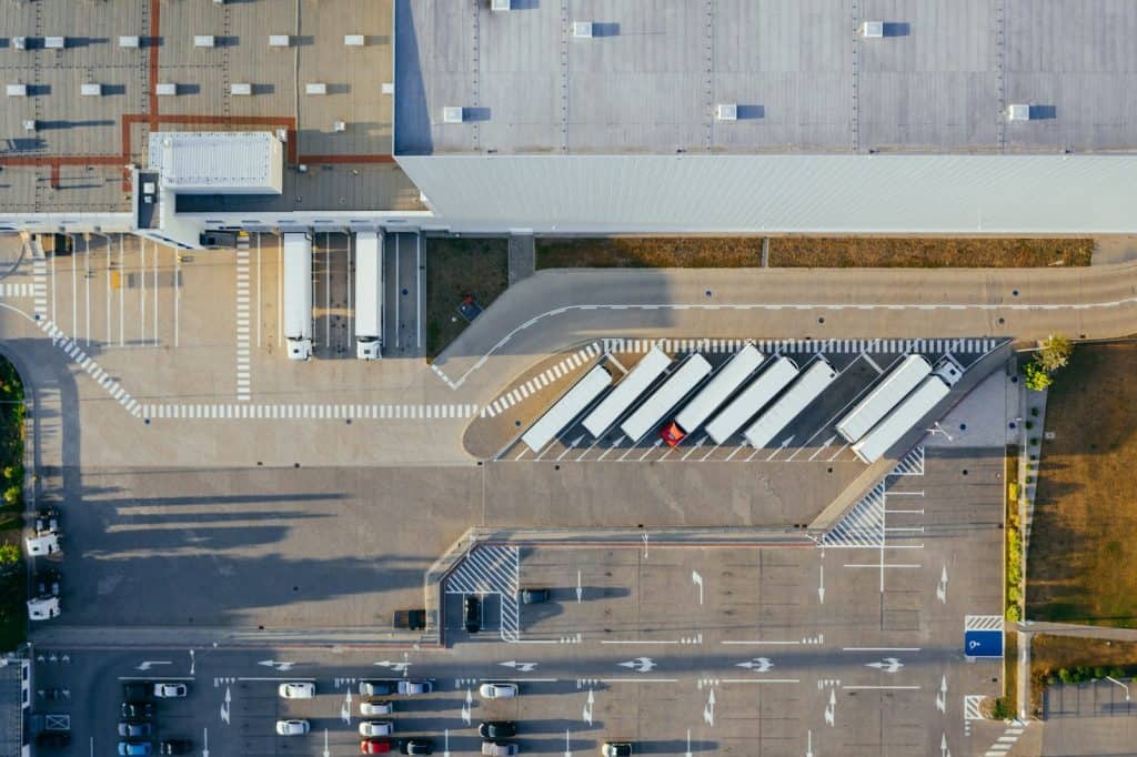 Vista aérea de pátio logístico: assessoria de importação em Minas Gerais e escolha do porto de entrada