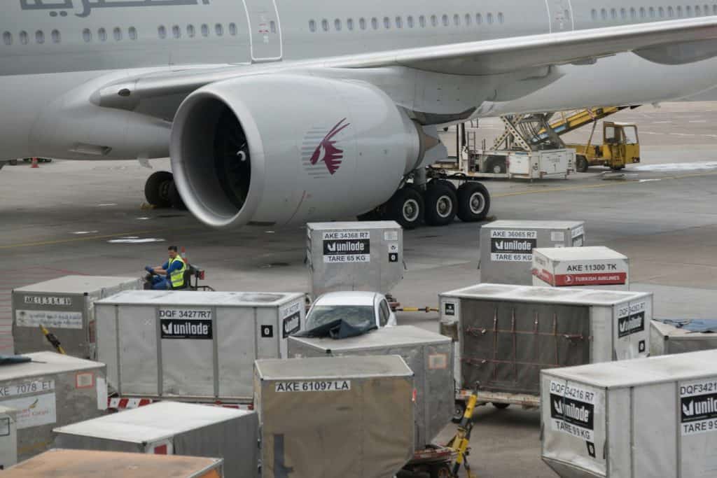 Aeronave sendo carregada, ilustrando carga aérea consolidada via Guarulhos