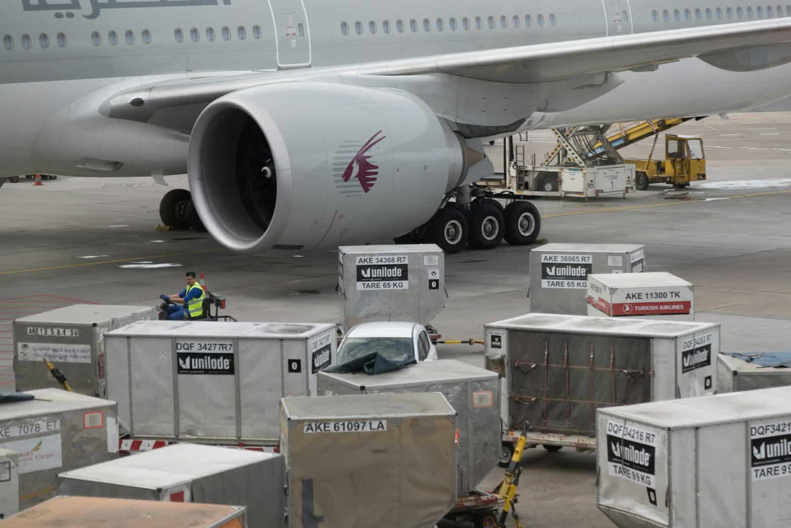 Aeronave sendo carregada, ilustrando carga aérea consolidada via Guarulhos