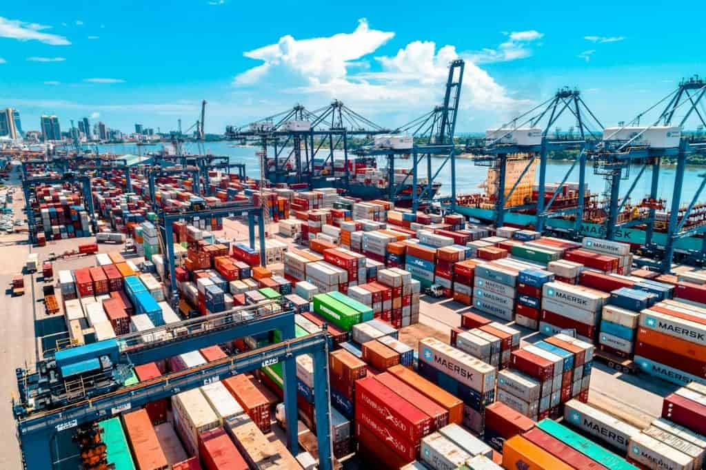 Contêineres empilhados em terminal portuário representando importação por conta e ordem no Paraná via Paranaguá