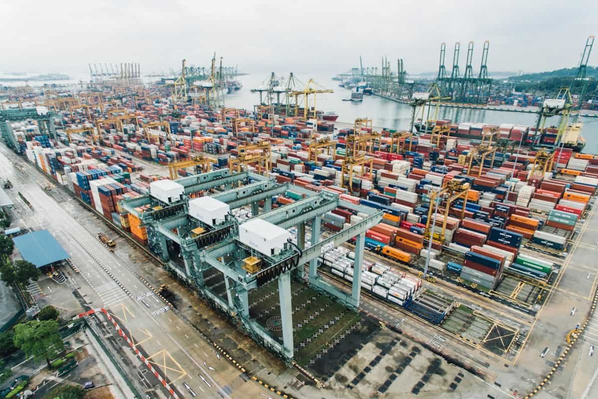 Vista aérea de terminal de contêineres, ilustrando a importação pelo Porto de Itapoá