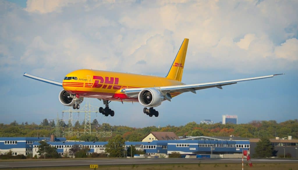 Avião de carga pousando, ilustrando trading via Guarulhos